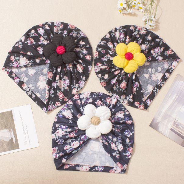 Turban dziecięcy w kwiaty z ozdobnym kwiatkiem – modna opaska dla dziewczynki