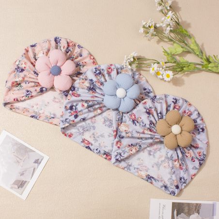 Turban dziecięcy w kwiaty z ozdobnym kwiatkiem – modna opaska dla dziewczynki
