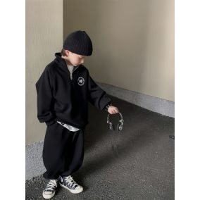 Czarny dres dziecięcy z zamkiem 86 – modny komplet sportowy LeAnKa 2
