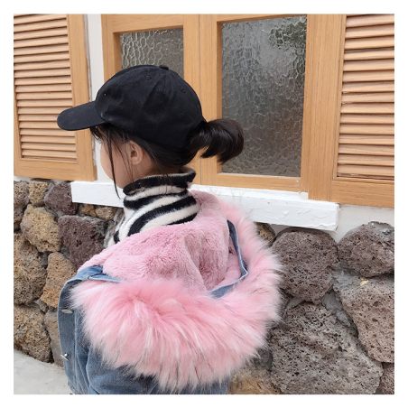 Jeansowa kurtka dziewczęca z różowym futerkiem i kapturem | Modna kurtka zimowa dla dzieci